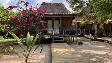 小屋, 多張床, 非吸煙房, 海灘景 | 1 間睡房、房內夾萬、床單