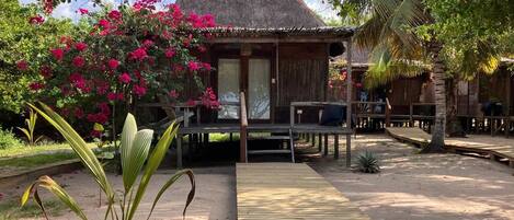 小屋, 多張床, 非吸煙房, 海灘景 | 1 間睡房、房內夾萬、床單