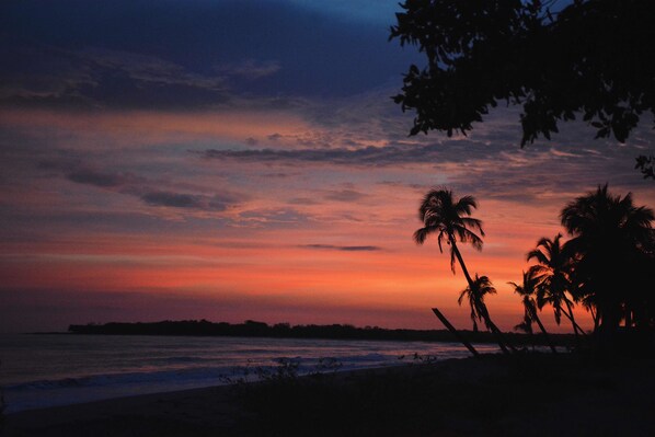 Na praia, barracas de praia de cortesia, toalhas de praia, bar na praia