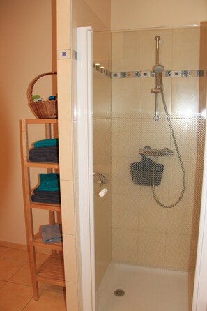 Shower, hair dryer, towels, soap - Bright apartment 87 m2 near Lake Annecy (Doussard)