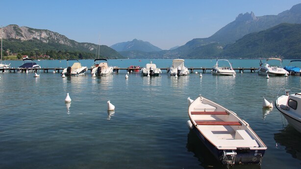 A marina with boats docked, calm water, and mountains in the background. - Bright apartment 87 m2 near Lake Annecy (Doussard)