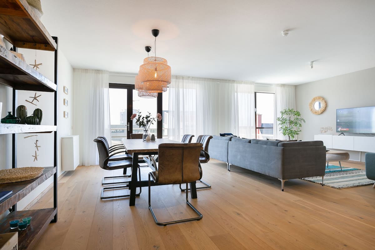 Apartment, 2 Bedroom (No. 28) | Living area | Smart TV