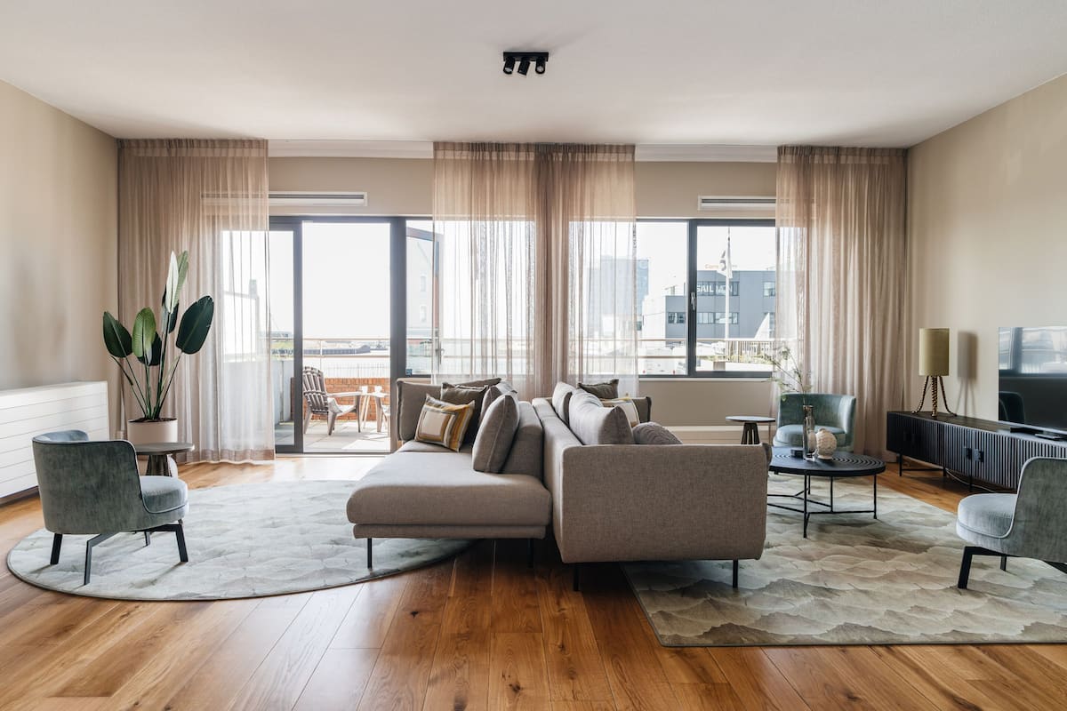 Apartment, 2 bedrooms (No.18B) | Living room | Smart TV