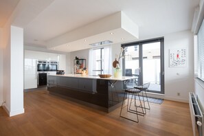 Appartement, 2 slaapkamers (Nr. 70A) | Privékeuken | Een koelkast, een magnetron, een oven, een kookplaat