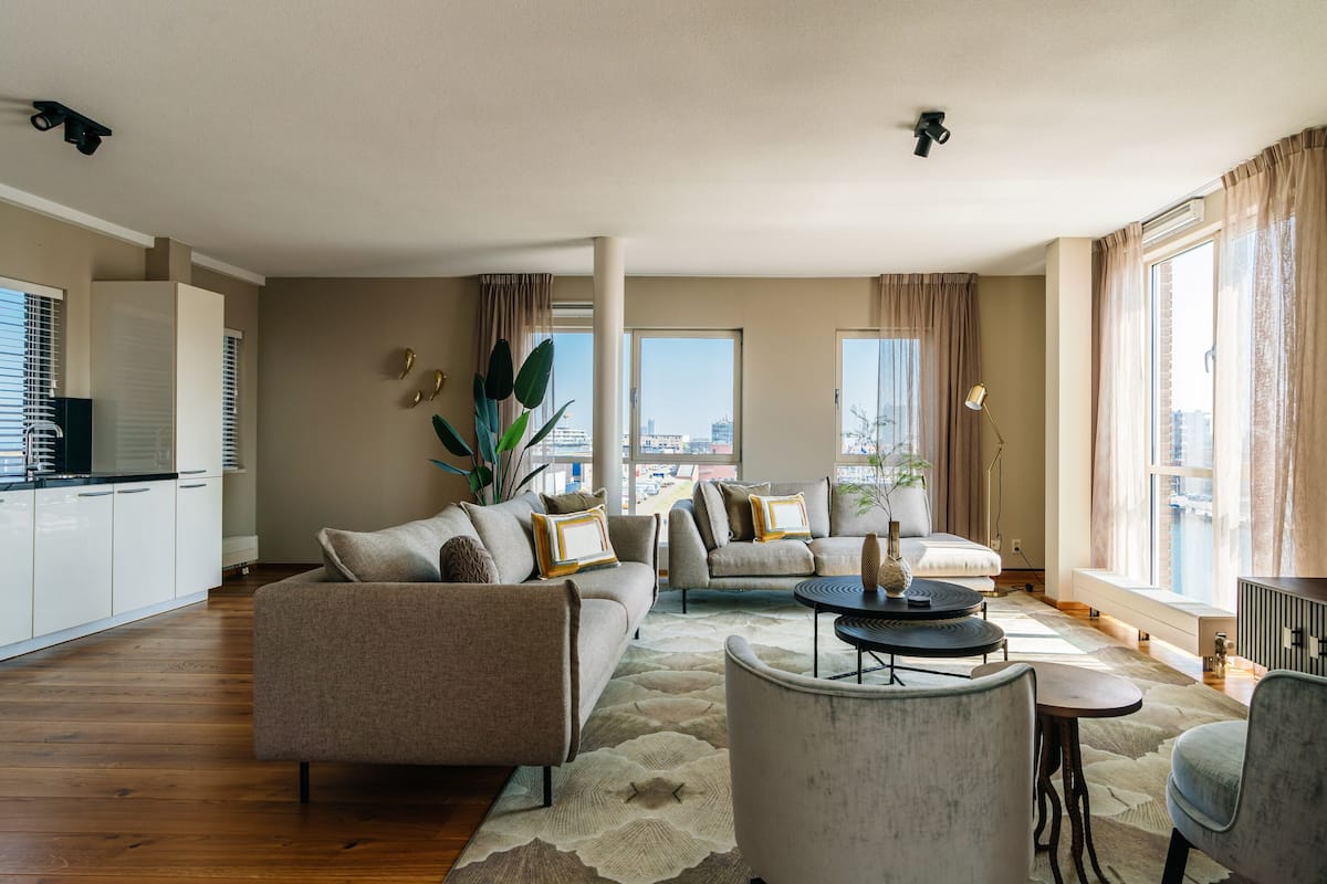 Apartment, 2 bedrooms (No.12) | Living area | Smart TV