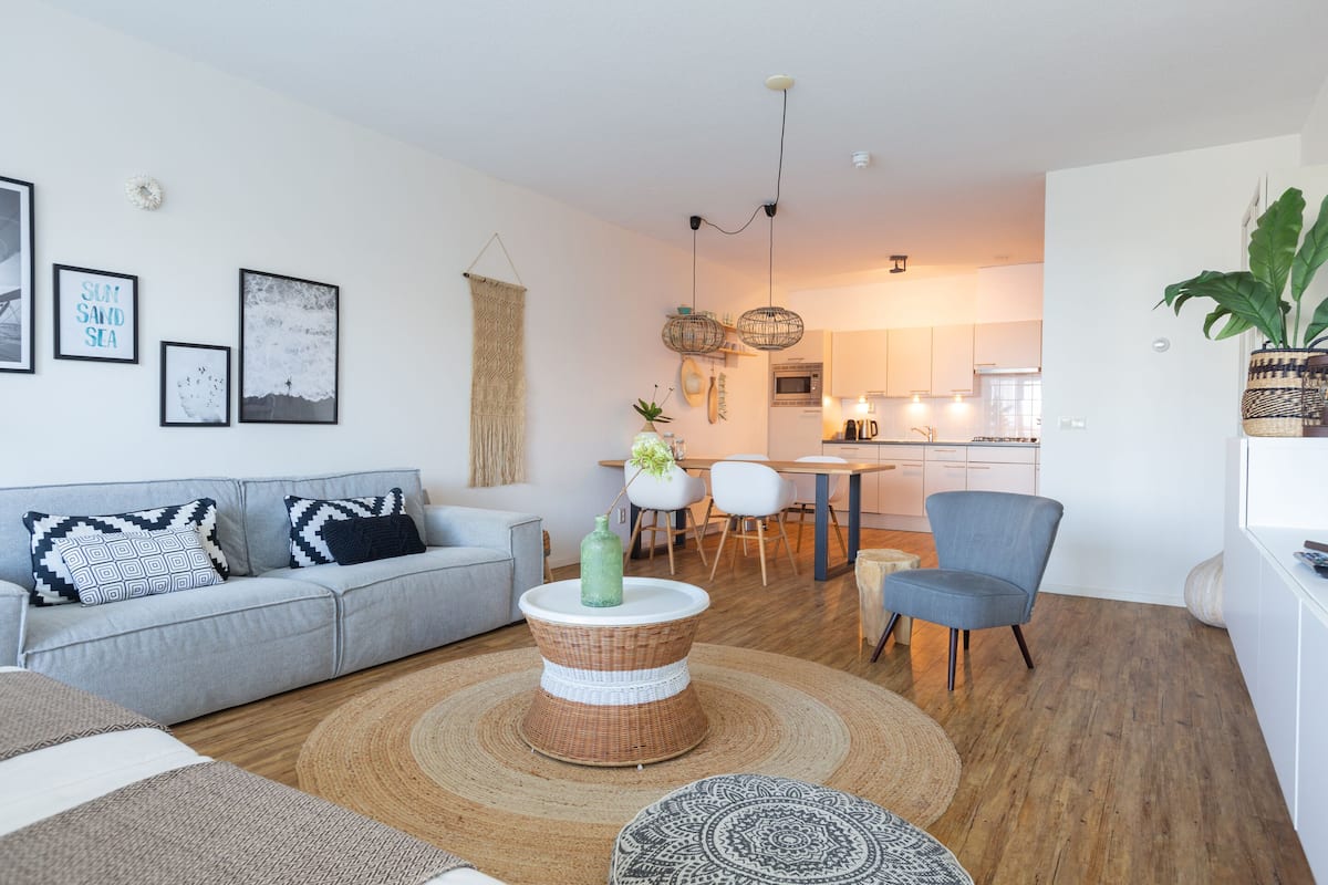 Apartment, 1 bedroom No. 76 | Living area | Smart TV