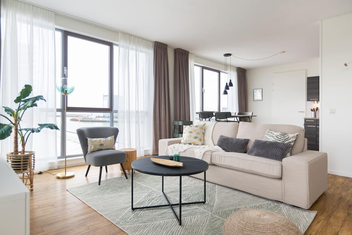 Apartment , 1 bedroom No. 80C | Area keluarga | Smart TV