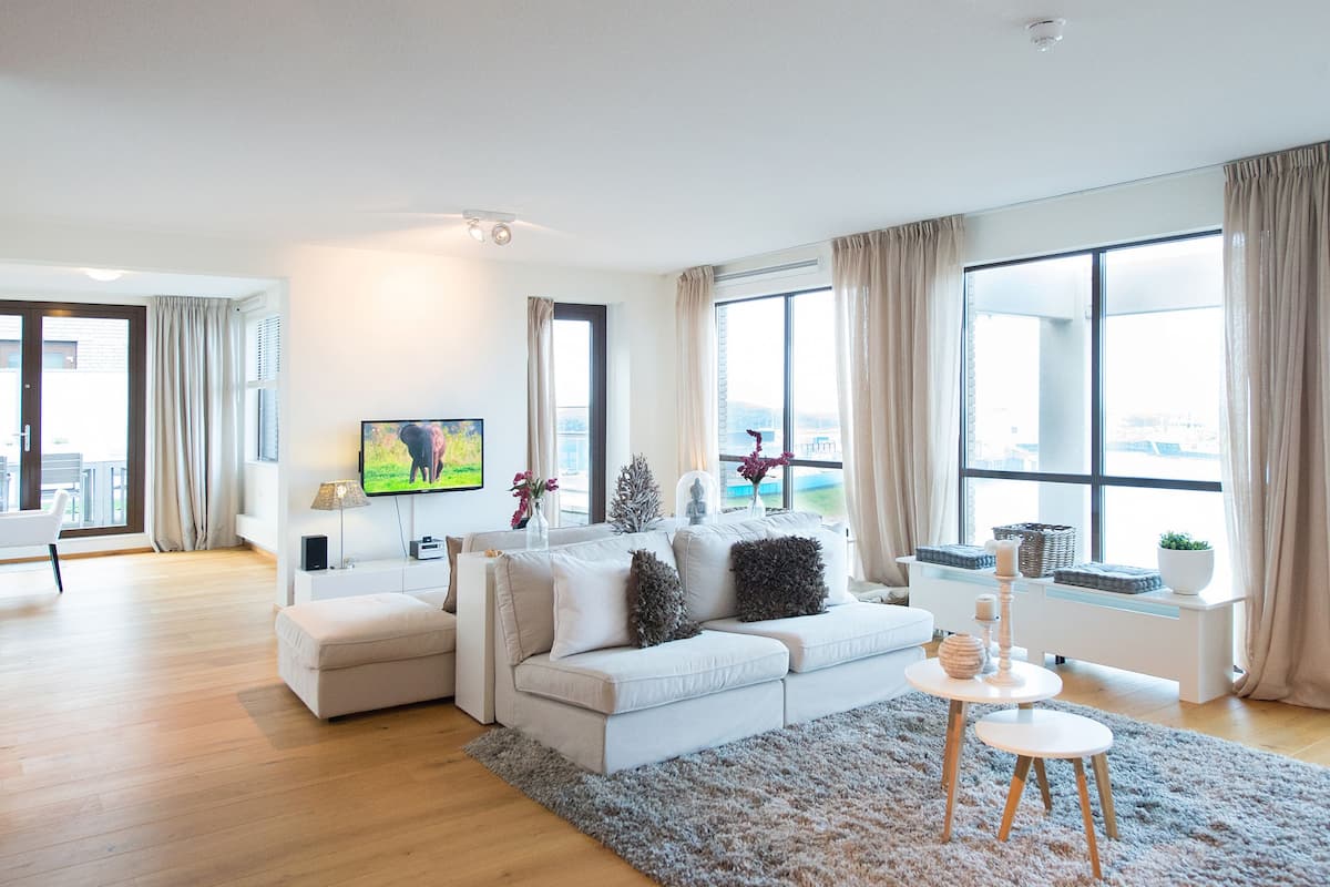 Apartemen, 3 kamar tidur (Nr. 32C) | Ruang keluarga | Smart TV
