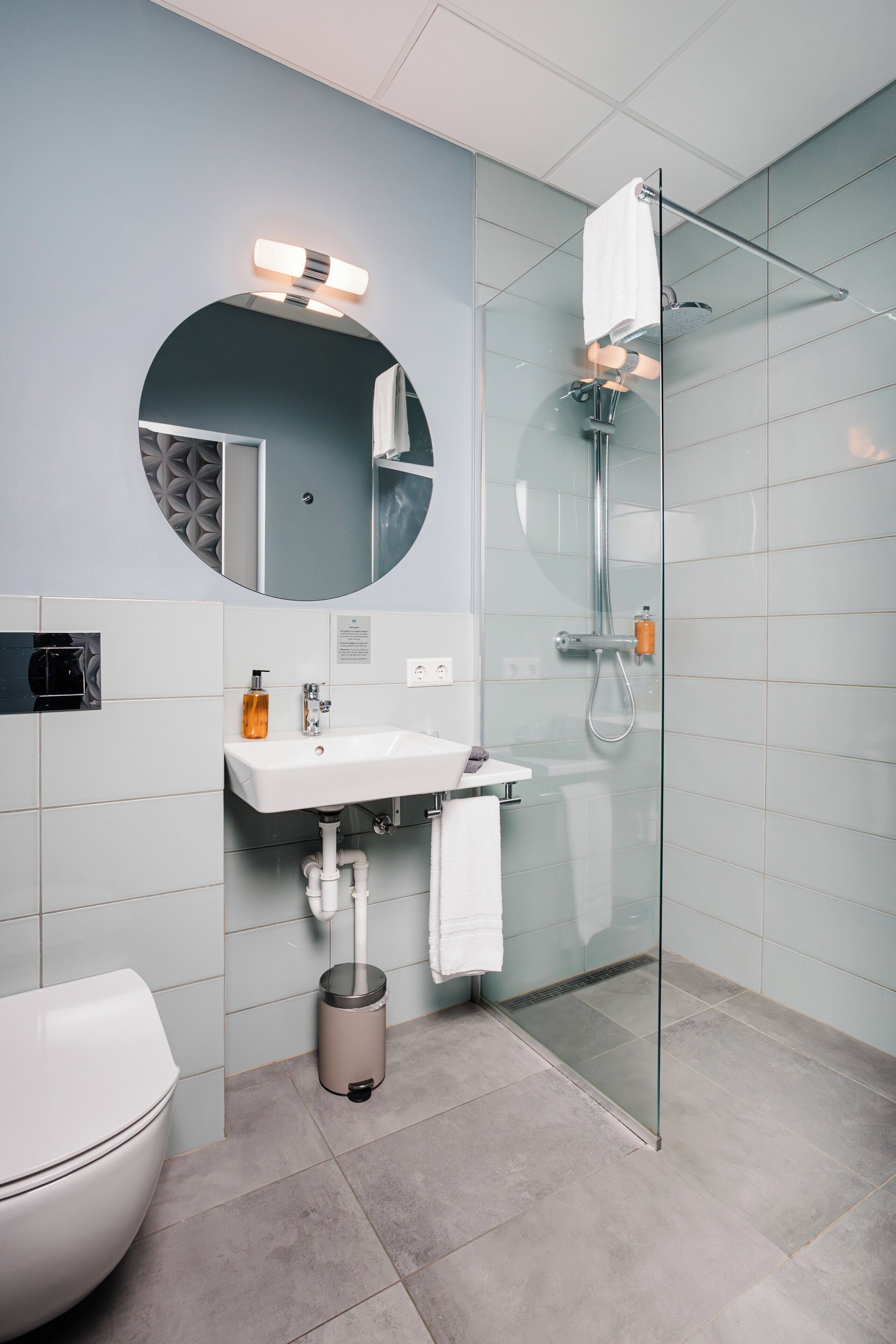 economy double room | bathroom | shower, free toiletries, hair dryer, towels