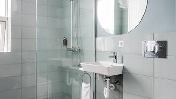 Triple Room, Kitchenette | Bathroom | Shower, free toiletries, hair dryer, towels