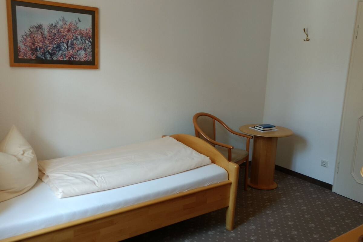 Habitación individual estándar | Cunas gratuitas, camas extra, wifi gratis y ropa de cama