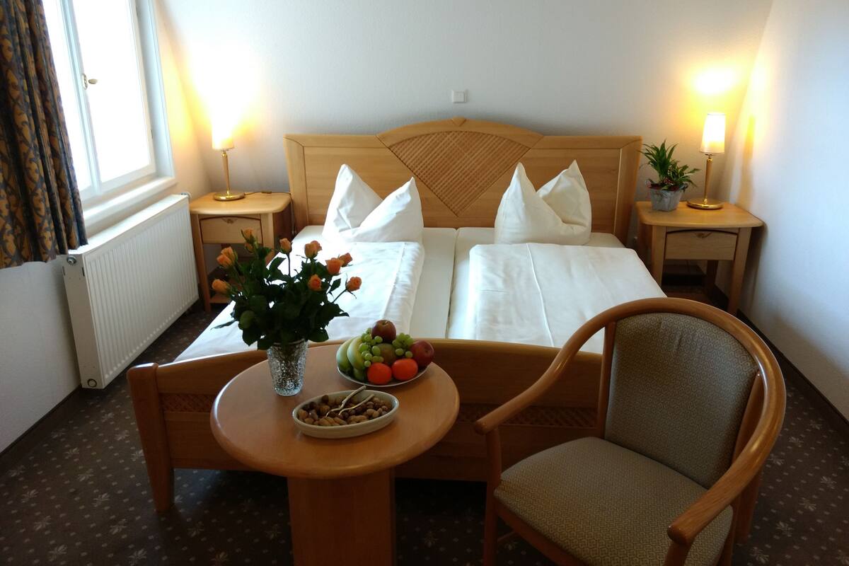 Habitación doble estándar | Cunas gratuitas, camas extra, wifi gratis y ropa de cama