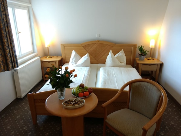 Habitación doble estándar | Cunas gratuitas, camas extra, wifi gratis y ropa de cama