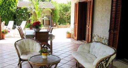 Superbe Villa Noemi avec jardin et vue sur la mer.