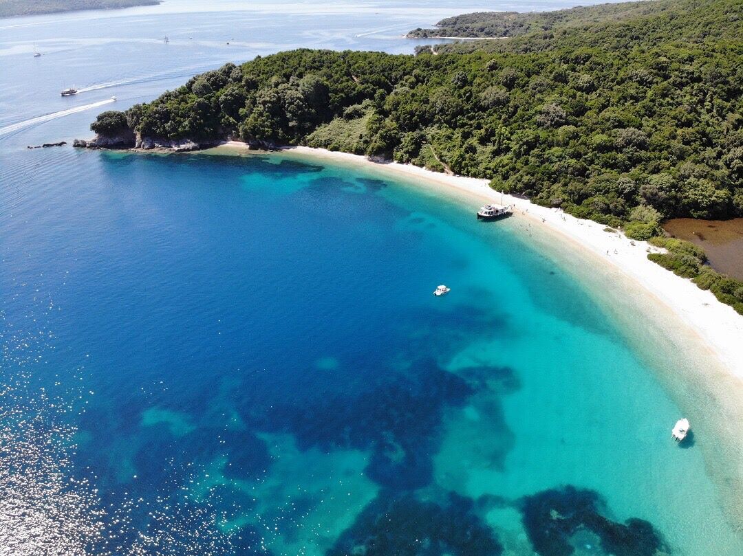 Nær stranden og strandhåndklær