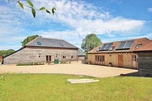 Exterior - The Coach House - 5 Star Traditional Barn Conversion In English Countryside (Shadoxhurst)