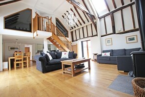 TV, fireplace, DVD player - The Coach House - 5 Star Traditional Barn Conversion In English Countryside (Shadoxhurst)