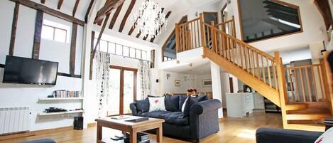 テレビ、暖炉、DVD プレーヤー