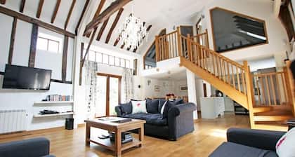 The Coach House - 5 Star Traditional Barn Conversion In English Countryside