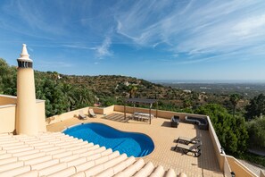 Une piscine sur le toit offrant une vue dégagée sur le paysage environnant.