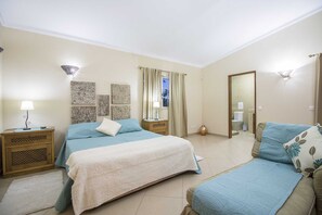 5 chambres, coffres-forts dans les chambres, fer et planche à repasser