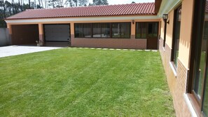 Property grounds - Ideal for families with children, has plenty of room to play. Pets accepted (aveiro-vagos)
