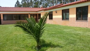 A building with a brick facade, large windows, and a tiled roof. - Ideal for families with children, has plenty of room to play. Pets accepted (aveiro-vagos)