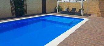 Ideal for families with children, has plenty of room to play. Pets accepted