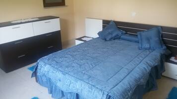 3 dormitorios, tabla de planchar con plancha, cuna de viaje