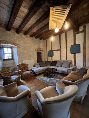 Télévision, lecteur de DVD, baby-foot, table de tennis de table