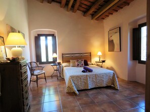 5 dormitorios, tabla de planchar con plancha, Internet y ropa de cama