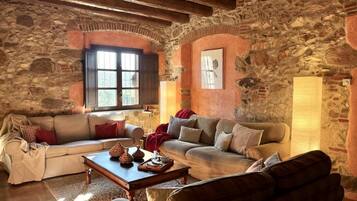 Télévision, cheminée, baby-foot, table de tennis de table