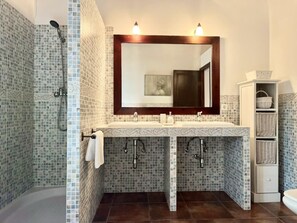 Bañera y toallas
