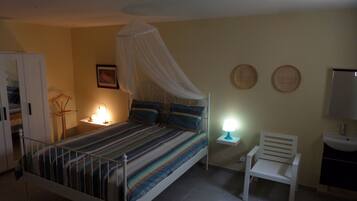 5 Schlafzimmer, Schreibtisch, Bügeleisen/Bügelbrett, Reisekinderbett