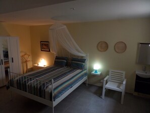 5 Schlafzimmer, Schreibtisch, Bügeleisen/Bügelbrett, Reisekinderbett