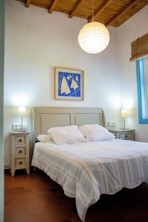 3 quartos, ferros/tábuas de passar roupa, berço de viagem