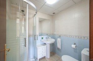 Baignoire, serviettes fournies, savon, papier toilette