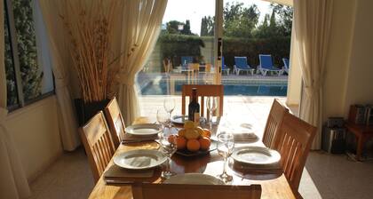Villa avec vue mer et solaire chauffée et jardin de bonne taille