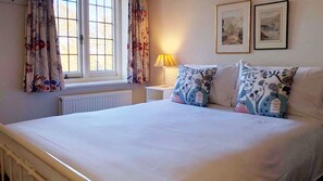 7 bedrooms, desk, iron/ironing board, travel cot