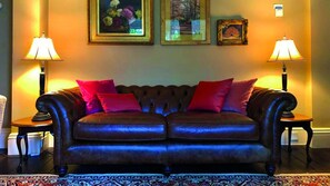 Smart TV, fireplace, books, music library