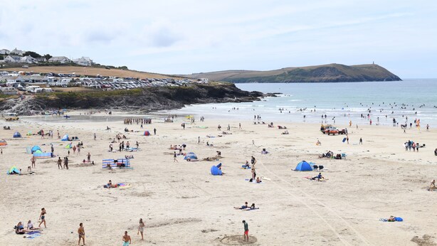 A beach with tents and people. - Great House nr Polzeath on golf course ideal for families (St Minver, Near Wadebridge)