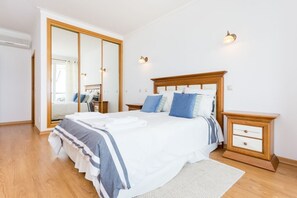 4 bedrooms, iron/ironing board, WiFi, bed sheets