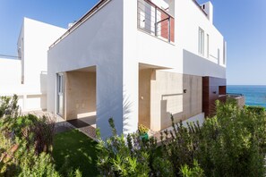 A modern two-story house with a flat roof, large windows, and a view of the sea. - CoolHouses Algarve Luz | Casa da Pipa (Luz)