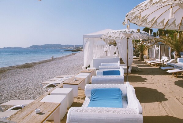 Plage à proximité, chaises longues