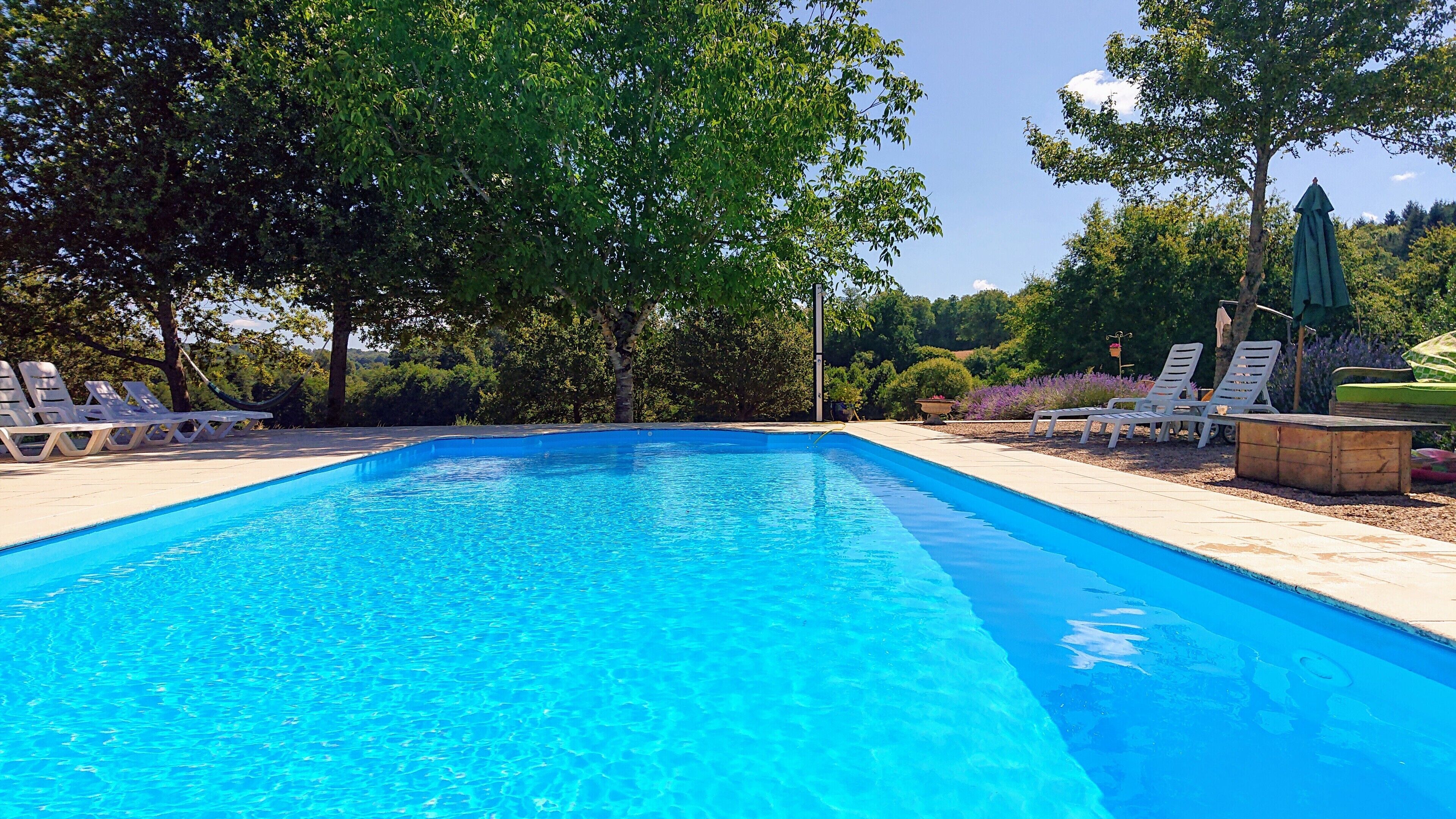 Piscine chauffée, chaises longues