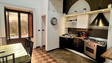 KĂŒhlschrank, Mikrowelle, Ofen, Herdplatte