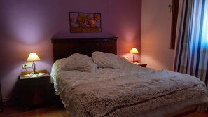3 bedrooms, iron/ironing board, WiFi, bed sheets - country holiday homes - 6 rooms - 6/7 persons (Olesa de Bonesvalls)