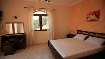 4 Schlafzimmer, Zimmersafe, Schreibtisch, Bügeleisen/Bügelbrett