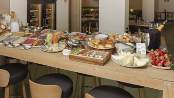 Tägliches Frühstücksbuffet (12.50 EUR pro Person)