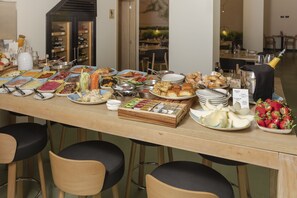 Bữa sáng buffet hàng ngày với phụ phí nhỏ 